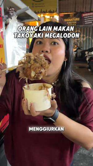 makan takoyaki megalodon aja rusuh amat ya allah 😭