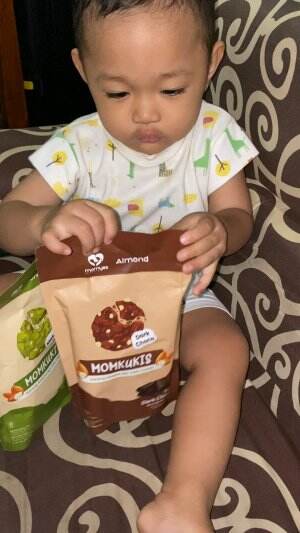 Abrar lagi menemani mami ngemil ASIbooster dari momkukis @momyes.official ada rasa cokelat dan matcha.Non busui juga bisa coba loh!