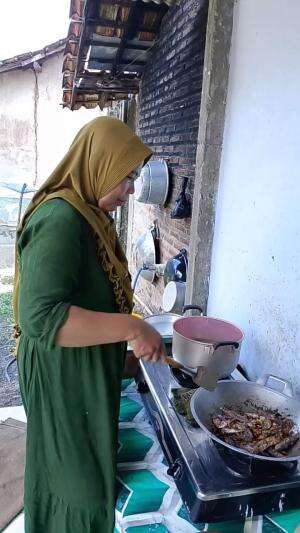 Masak dulu guys , ibuku mau nyoba jadi content creator 🫣 #fyp #HOTrctiplus #follow