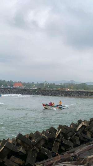 This morning the four of us sailed #fisherman #skills