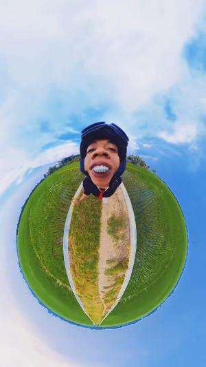 kok orang ini bisa jalan diatas bola? 🤔