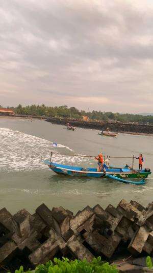 rombongan perahu nelayan melewati muara cikidang  #nelayan #skills #fyp