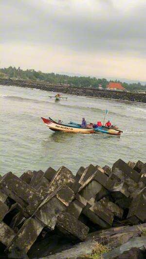 melewati ombak muara cikidang dengan aman