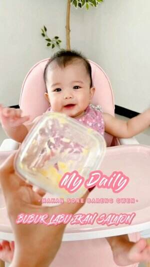Baby Gwen Mukbang 😀 