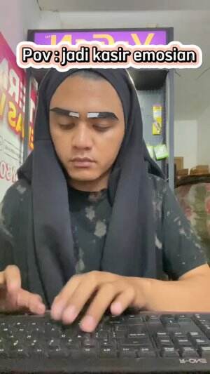 Jadi kasir emosian 