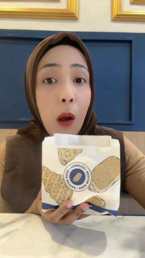 makan waffle buat bayi bajang 