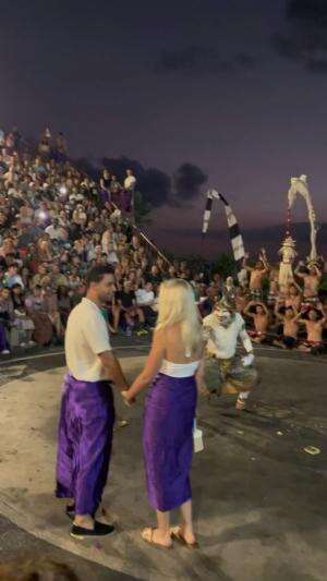 Melamar kekasih saat pentas Tari Kecak di Uluwatu