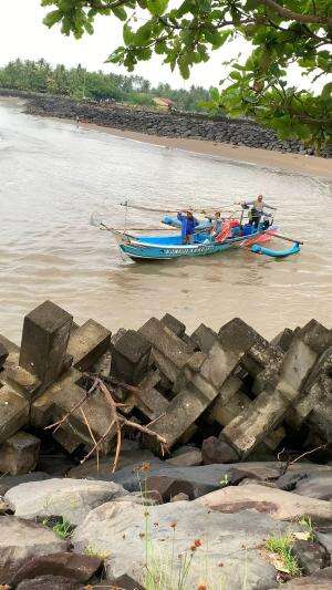 harus hati2 agar perahu tidak menabrak batu