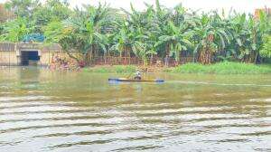 sungai cisadane dengan kearifan lokalnya.bts sebelum festival tahunan adat chinesse benteng “perahu naga” peh cun dimulai.
