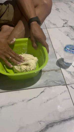 Liat orang buat adonan