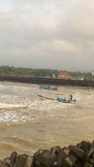 Air Keruh Sedang Badai Di Pantai Selatan 