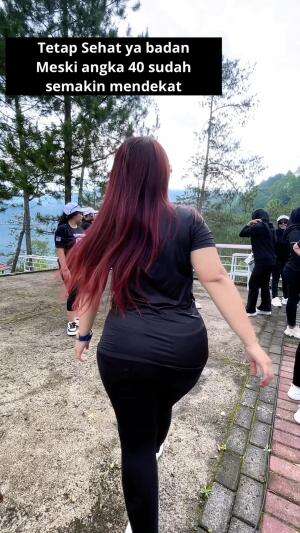 Tetatp semangat dan sehat ya badan . Meski angka 40 sudah semakin mendekat  #marsyasyakia  #mbokninu  #Senam Viral 🤣🥰   