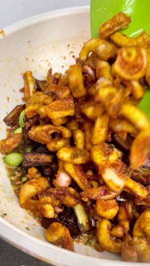 MENU MASAKAN RUMAHAN SIMPLE
“Cumi Chilioil”
#Cooking #Menumasakanrumahan #Tips #Trik #Idejualan #ummuhusna