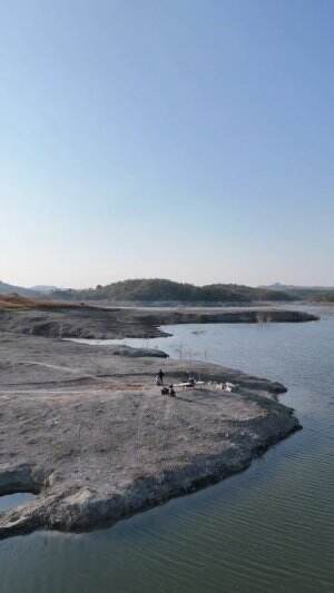 Terbangke layang layang di Bendungan Gongseng wenak ya lurrr kayak ee hehhee #drone #dji #layangan #bendungan #gongseng #jedamergawe #bojone
