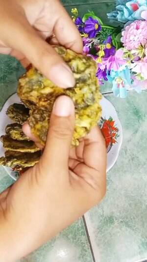 Nyocokin cuaca yang kadang tiba-tiba hujan , yuk buat gorengan dari daun singkong kaya gini sederhana tapi enak