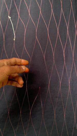 memperbaiki jaring yang rusak