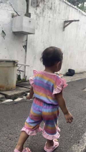 Noora main di depan rumah  #NooraKhadijahAlKhered  #masyaallahtabarakallah  #haribermain  #RCTIPlus  #contentcreatorpemula 