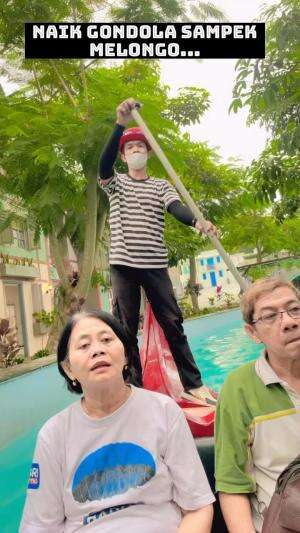 Naik gondola ala ala paris..