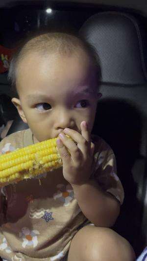 Makan jagung dengan view ya nak hehe