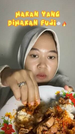 Fuji gasalah pilih emang tau aja makanan enak #CumiJerit #MerconMerahPutih #Mukbang #MakananPedas #LaukPedasnyaOrangKita #MakanEnak 