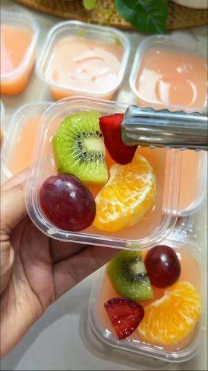 Pudding Buah ini salah satu menu favoritku buat buka puasa, malah kemarin jadi takjil untuk anak-anak di Masjid juga
