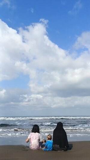 Memang indah sekali suasana pantai tuh 😍