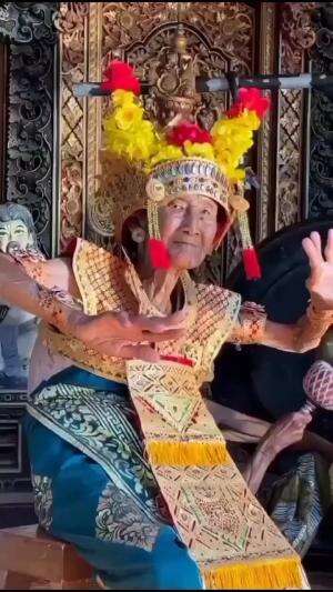 Semangat Nenek.. Seni tidak mengenal usia
