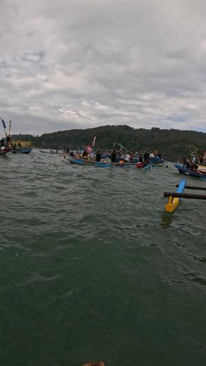 hampir tertabrak perahu lain karna rame banget.