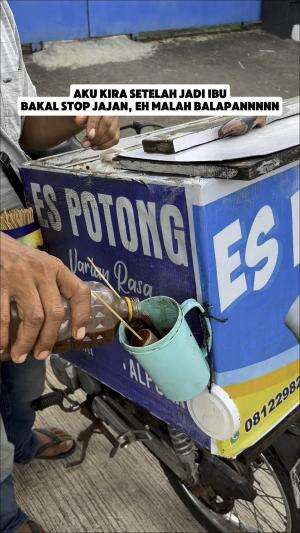 padahal tadinya cuma nemenin anak jajan 🙂 