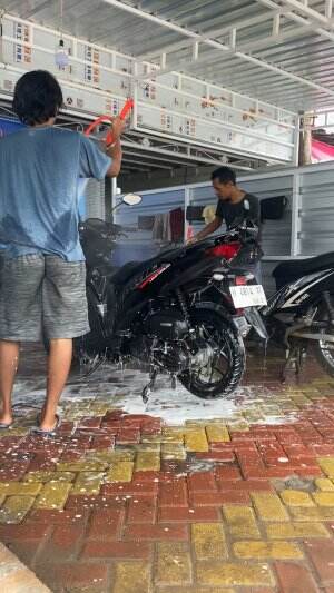 Cuci motor di semarang cumak 10000 ribu aja sudsh bersih wangi keren😀😀😀😀