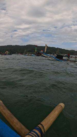 LAGI SYUKURAN LAUT TAPI MALAH MENDUNG