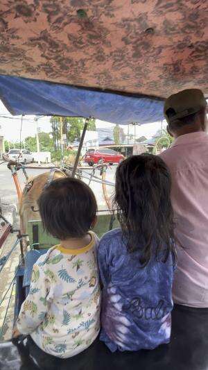 Kaka dan adik berkeliling sekita perumahan dengan naik kuda , masyaallah tabrakallah 🥰😇