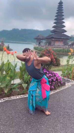 Tari Condong latar Pura Ulun Danu Beratan