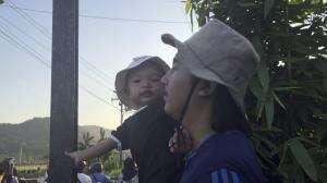 Nungguin kereta lewaaat hehe