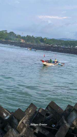 perahu nelayan melewati muara pelabuhan cikidang #trending