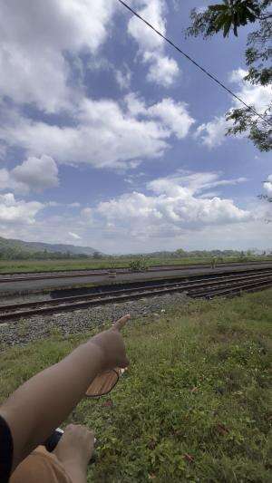 Nungguin kereta hihi