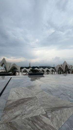 Suasana sore hari di salah satu masjid paling indah di Indonesia #Aljabbar  #Masjid  #fyp  # #virall  #viralindonesia