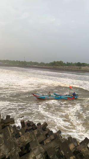 pantai pangandaran sedang badai