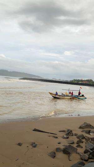 air tenang belum tentu aman