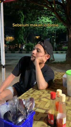 Siapa nih yang sama dengan aku kalau tengah malam badmood tapi pas makan indomie langsung happy😂