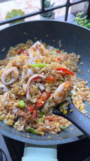 MENU MASAKAN RUMAHAN SIMPLE
“Nasi Goreng Seafood”
#Cooking #inspiration #Menumasakanrumahan #Tips #Trik #Idejualan #ummuhusna
