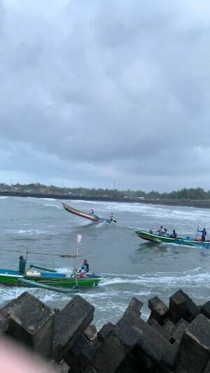 rombongan perahu nelayan melewati ombak muara di pagi hari #laut #nelayan #skills