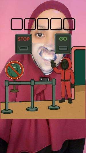 hanya penjaga yang boleh lewat! pemain squid game dilarang lewat!