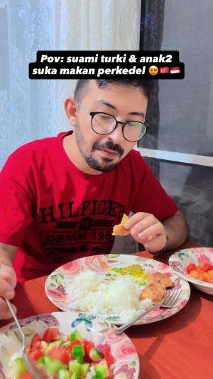 Suami turki suka makan perkedel haha #indoturki #suamibule #RCTIPlus #suamiistri 