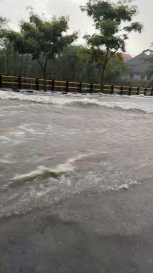 Ini salah 1 pas kejadian banjir di bali sungainya meluap 