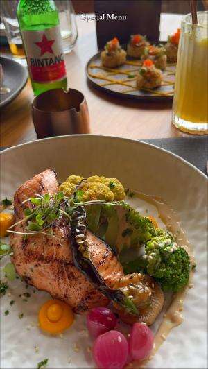 Sarapan with view 😜 yang mahal viewnya sih inimah #lombok  #honeymoon