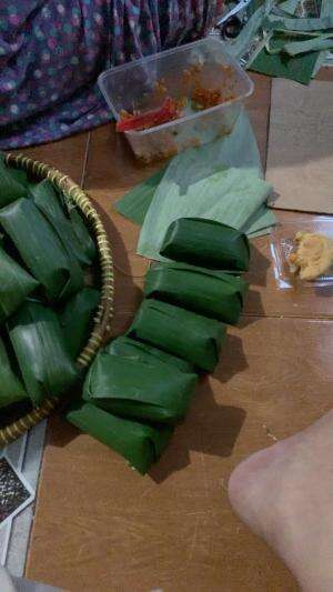 Lontong isi wortel dan oncom. Yuk di order
