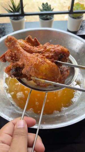MENU MASAKAN RUMAHAN SIMPLE
“Ayam Goreng Daun Jeruk”
#Cooking #inspiration #Menumasakanrumahan #Tips #Trik #Idejualan #ummuhusna