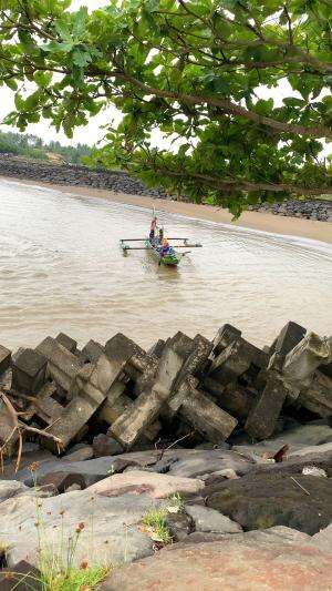 Harus Turun Dari Perahu Karena Air Terlalu Dangkal 