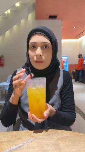 sangking panasnya negri konoha, aku mau berenang di kolam es jeruk 